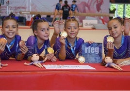 Las gimnastas del GAP de Badajoz posan con sus medallas.