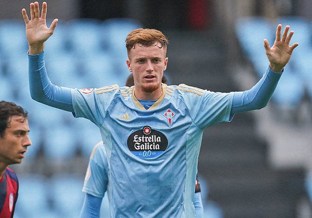 Javi Domínguez con el filial del Celta.