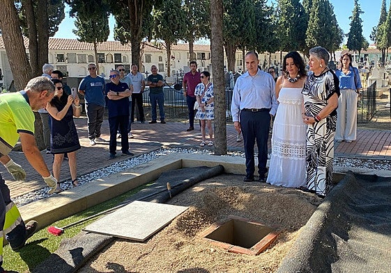Los familiares de José Aliseda este domingo en el cementerio de Don Benito.