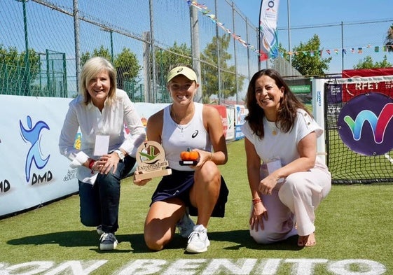 La ganadora Katie Swan con la consejera extremeña Victoria Bazaga y la alcaldesa de Don Benito Elisabeth Medina.