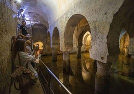 Fotos | Así ha sido la última visita al aljibe almohade de Cáceres hasta al menos dentro de dos años