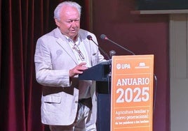 Teófilo Moreno, natural de Cuacos de Yuste, tras recibir el premio. HOY