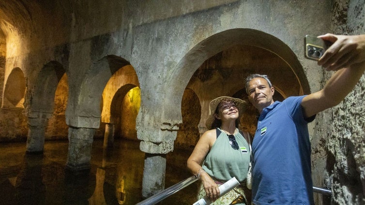 Sonia Cipriano y José Antonio Hernando, turistas madrileños que han visitado este martes el aljibe almohade de Cáceres.