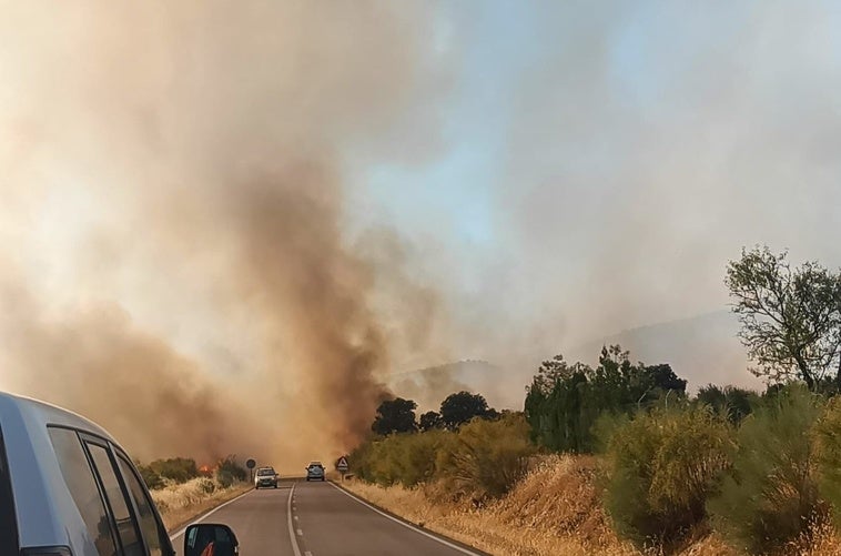 El Infoex activa el nivel 1 de peligrosidad en un incendio en Valle de la Serena
