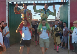 Fotografía de Julio Norte y Jorge Hurtado saliendo a hombros por la Puerta Grande en Moraleja.