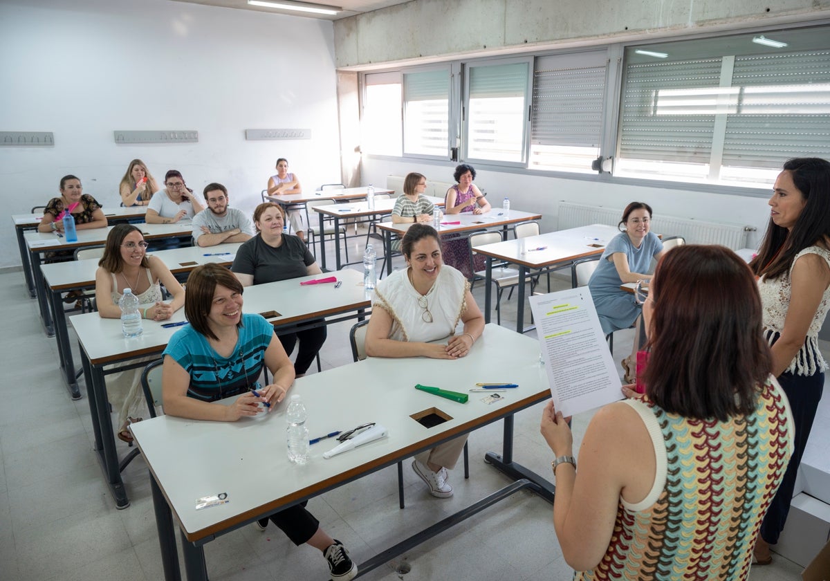 Opositores antes de hacer el examen el pasado 21 de junio.