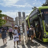 Usuarios subiendo a un autobús urbano en Badajoz.