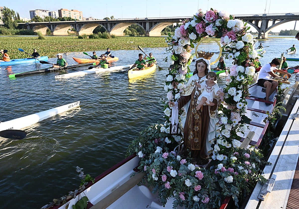 La Virgen del Carmen en el barco dragón por el Guadiana.