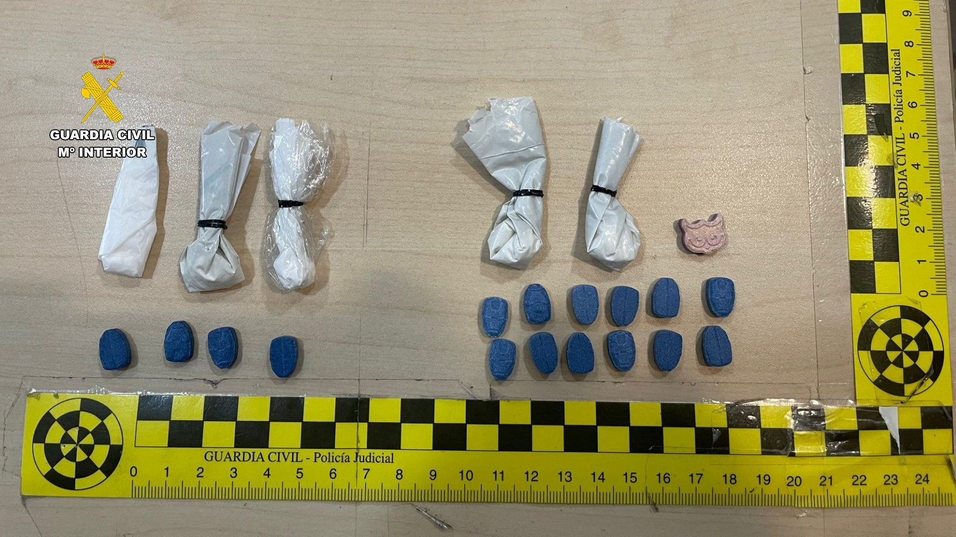 Droga intervenida por los agentes.