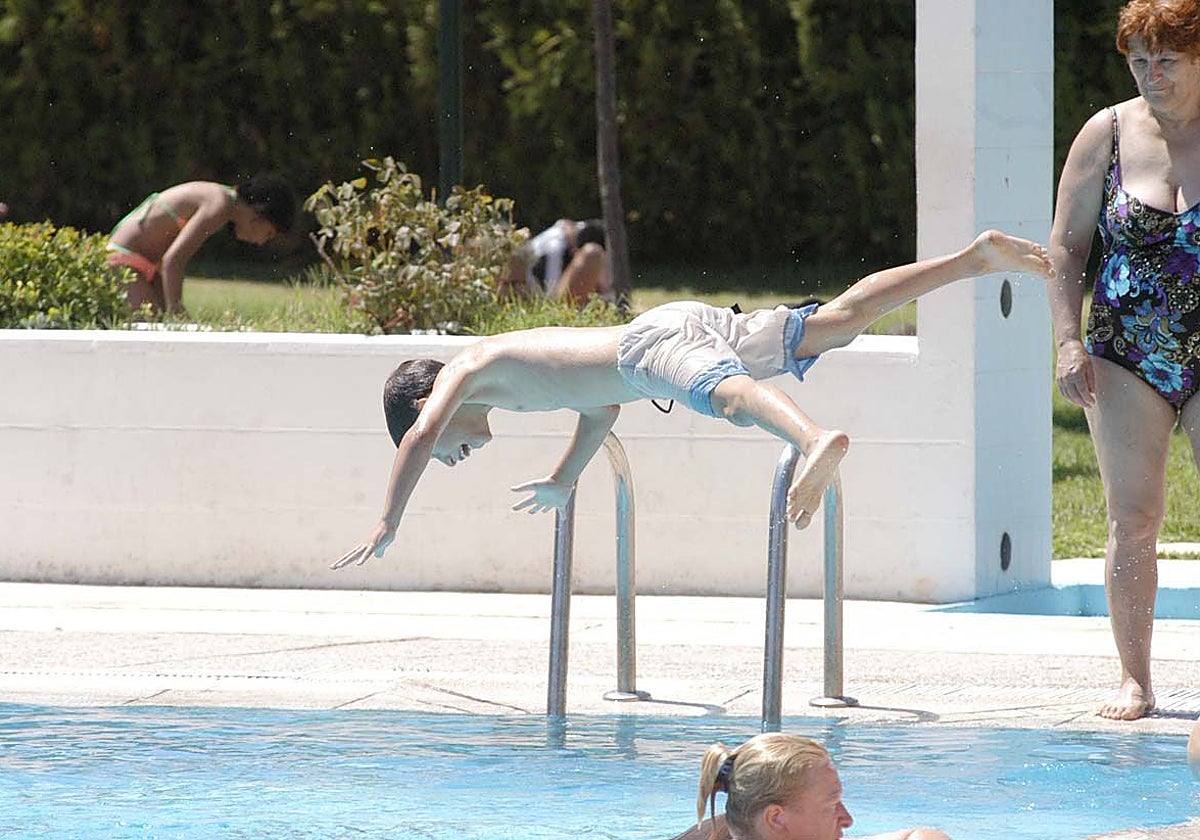 Un niño se da un chapuzón en la piscina del complejo Guadiana, en Nueva Ciudad.