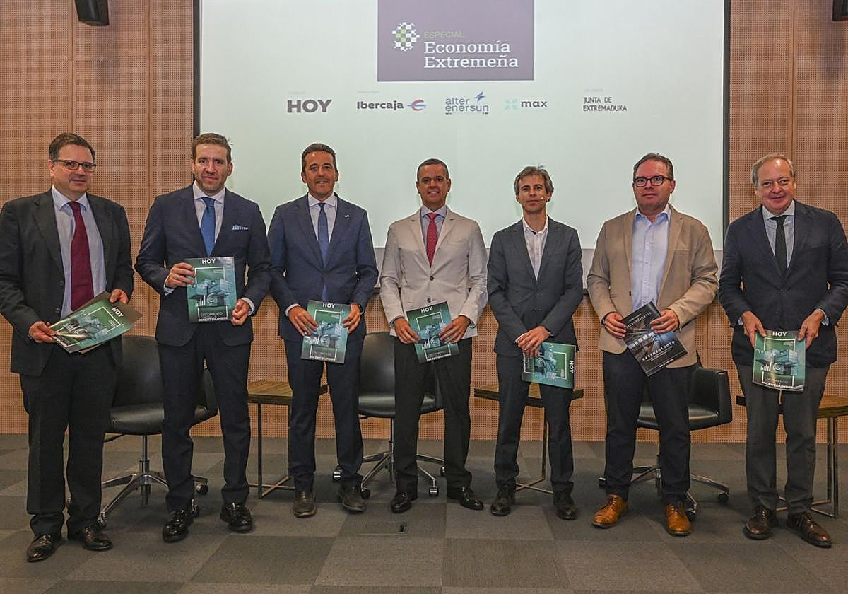 José Orantos, Roberto Ledesma, Víctor Píriz, Igancio Baños, Raúl García, Eduardo Fernández y Álvaro Rodríguez Guitart posan con el ejemplar de la revista.