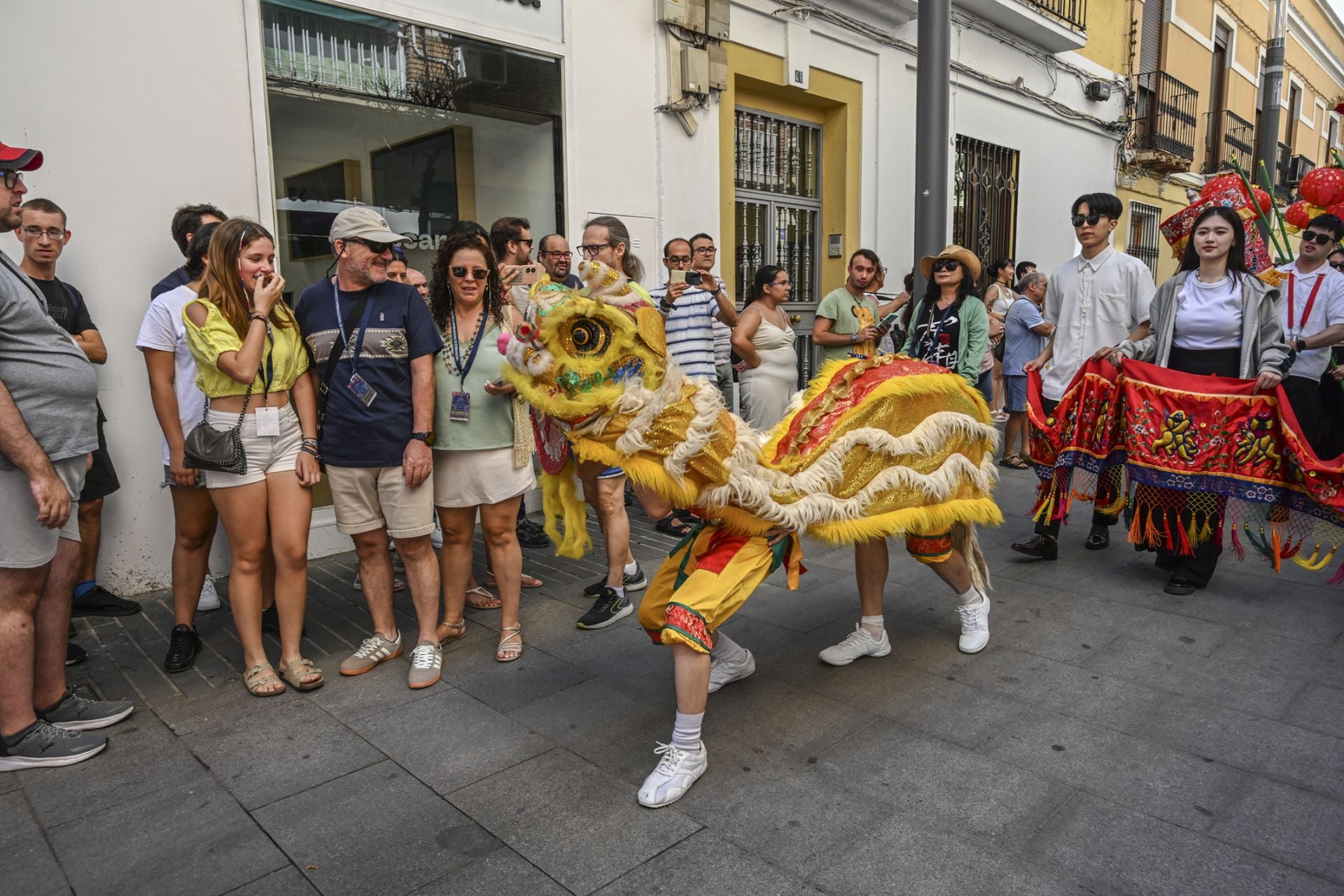 Fotos | Irlanda, Taiwán y Uzbekistán ya desfilan por las calles de Badajoz