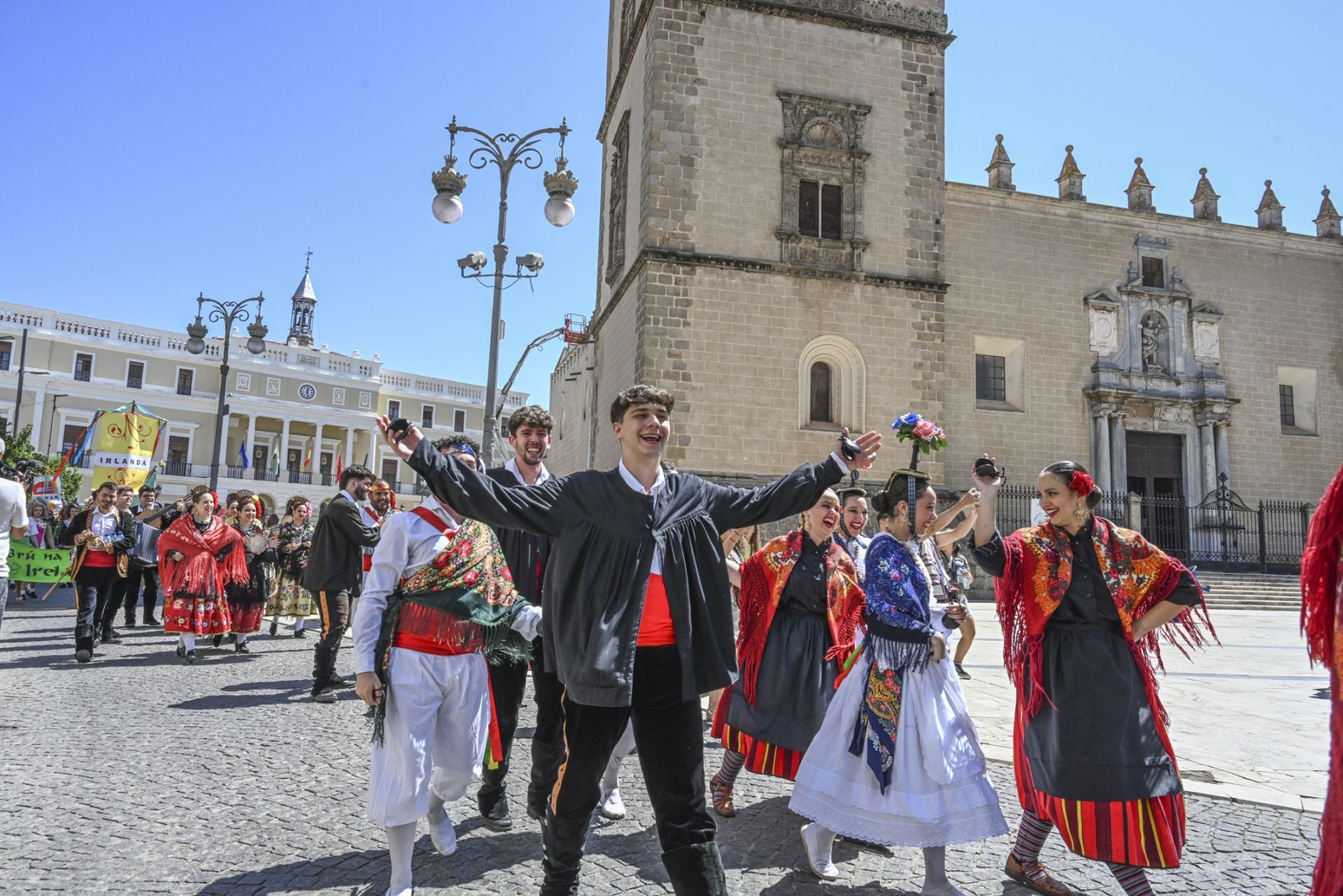 Fotos | Irlanda, Taiwán y Uzbekistán ya desfilan por las calles de Badajoz
