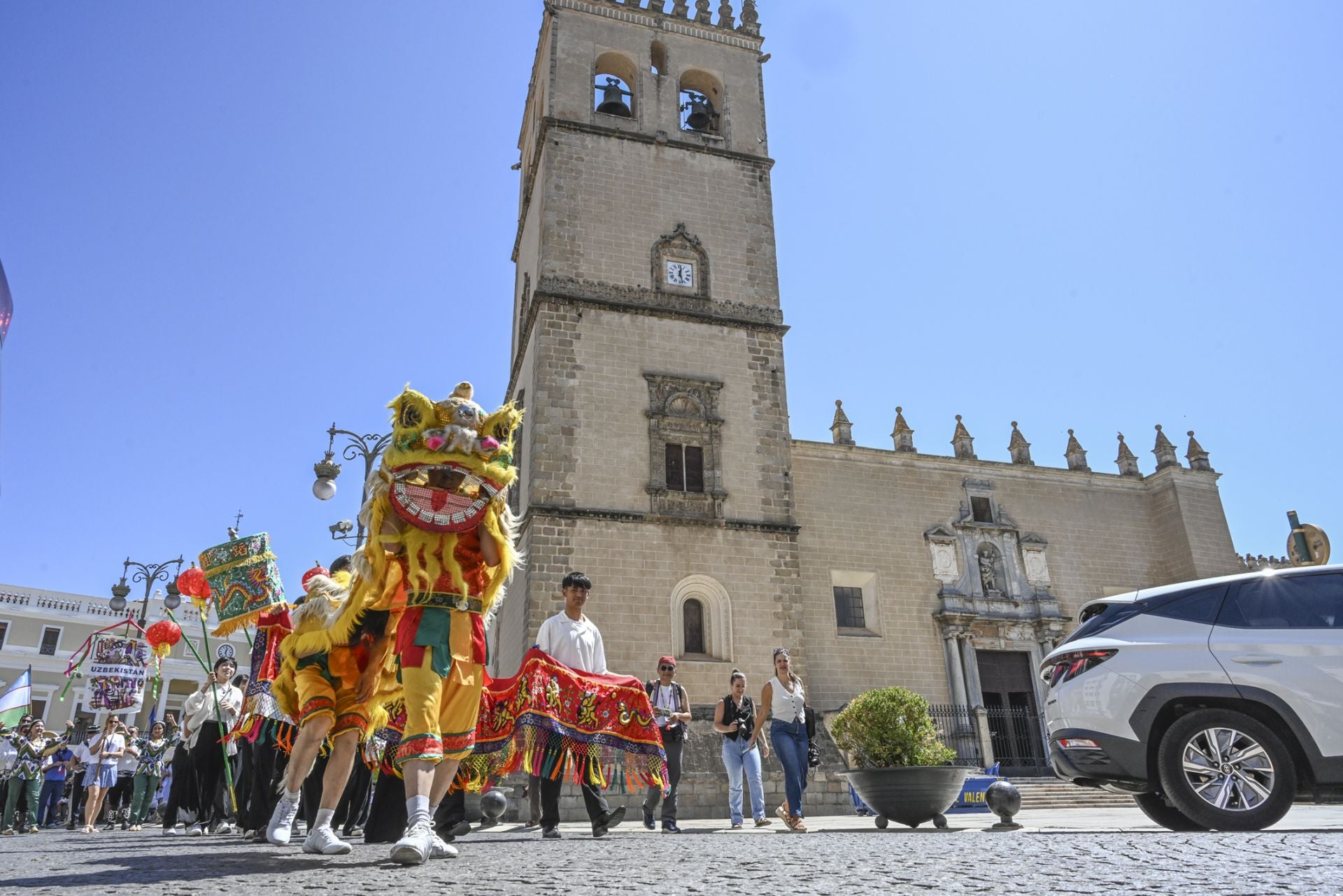 Fotos | Irlanda, Taiwán y Uzbekistán ya desfilan por las calles de Badajoz