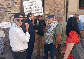 Protestas de los vecinos de Cuartos del Baño en la puerta del Ayuntamiento.