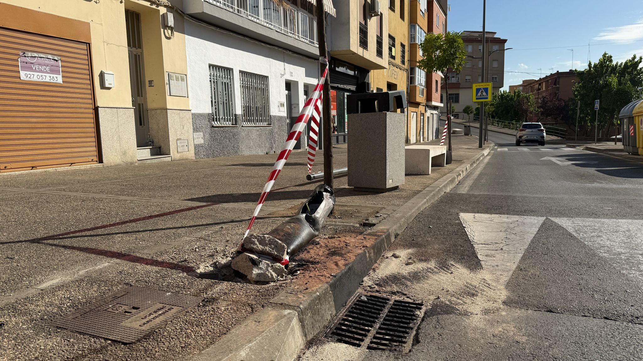 El coche impactó contra una farola.