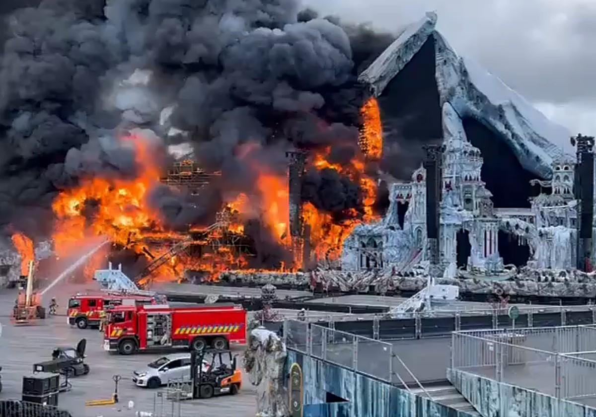 Mainstage de Tomorrowland consumido por las llamas