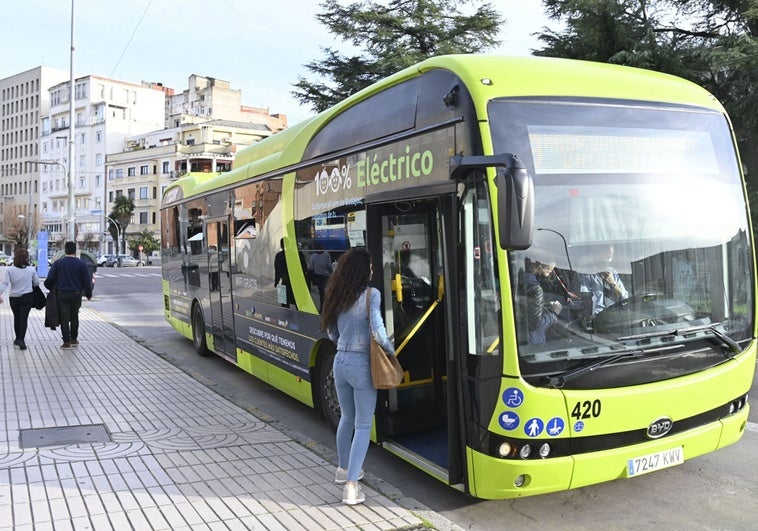 Un camionero agrede a un conductor de autobús urbano en Badajoz tras una discusión de tráfico