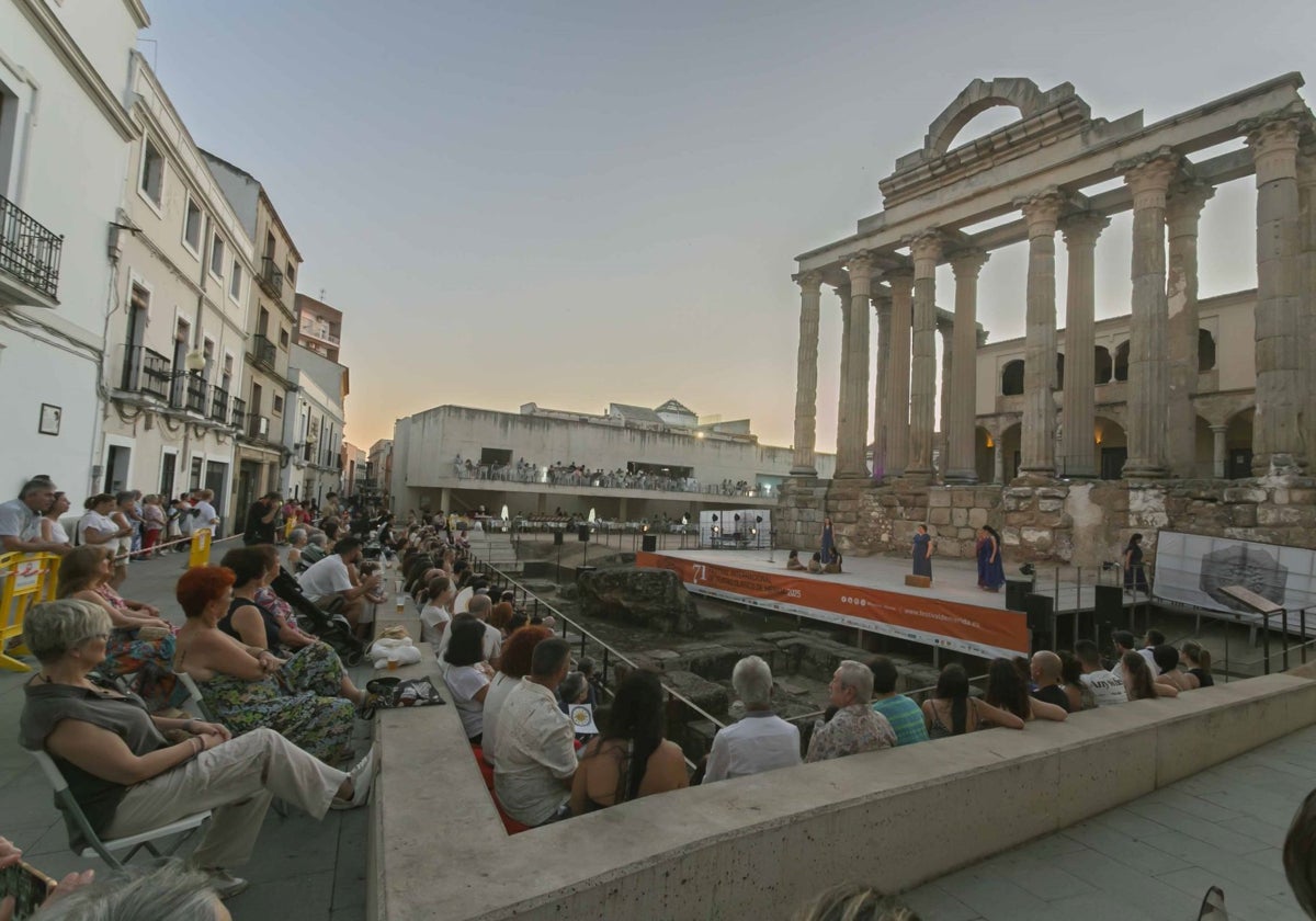 Asistentes a la primera obra de Agusto en Mérida, Medea, el pasado lunes en el Templo de Diana.