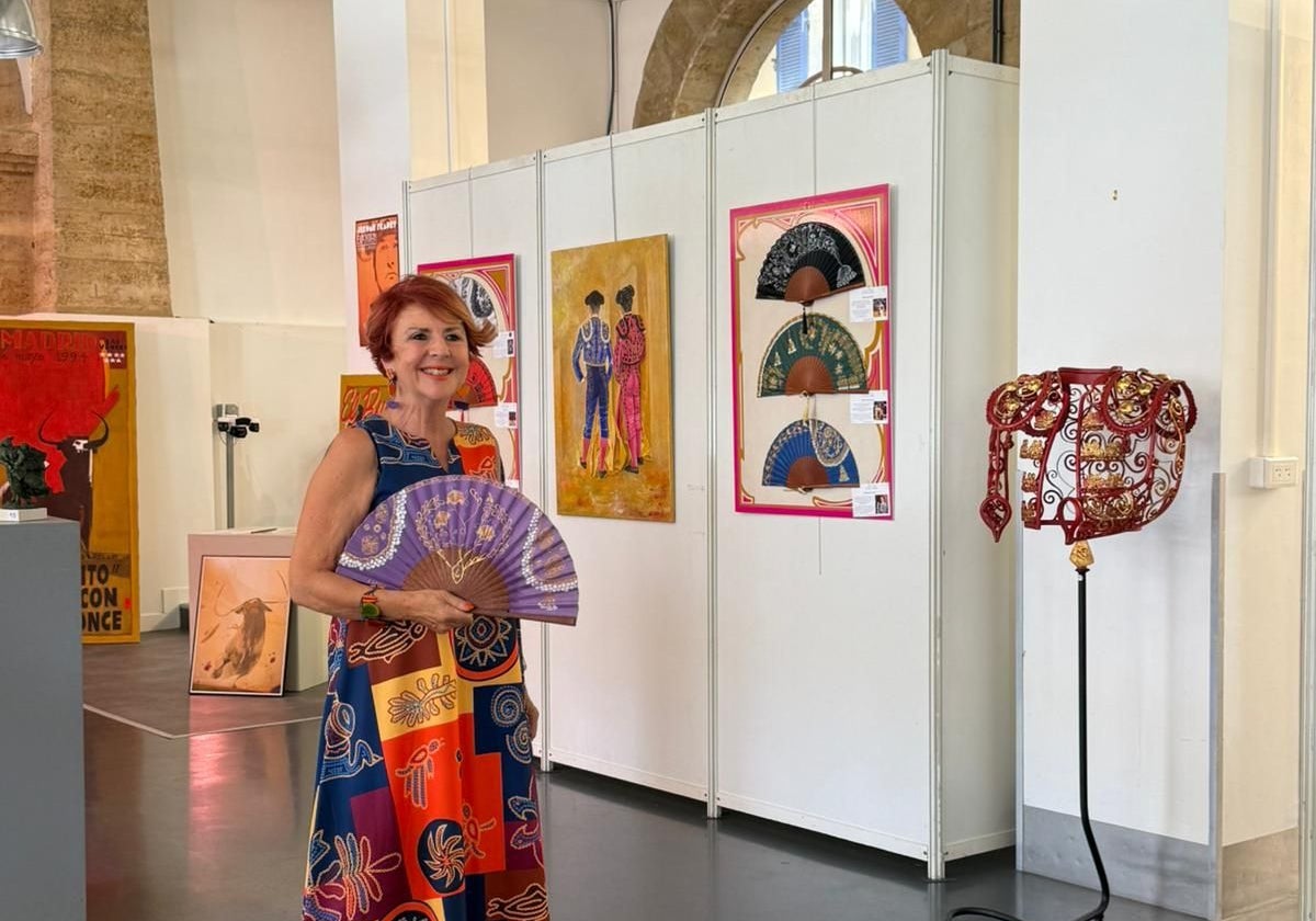 Carmina Santos en su exposición en Francia.
