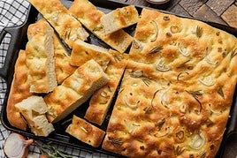 Receta italiana de focaccia con ajo, cebolla, mortadela y burrata