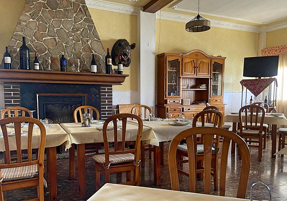 Comedor del restaurante La Codorniz, en Puebla de Alcocer.