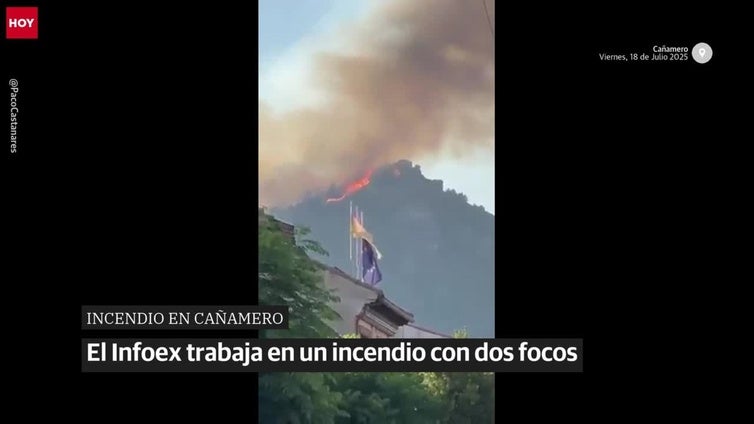 Efectivos del Infoex trabajan en un incendio forestal en Cañamero con dos focos