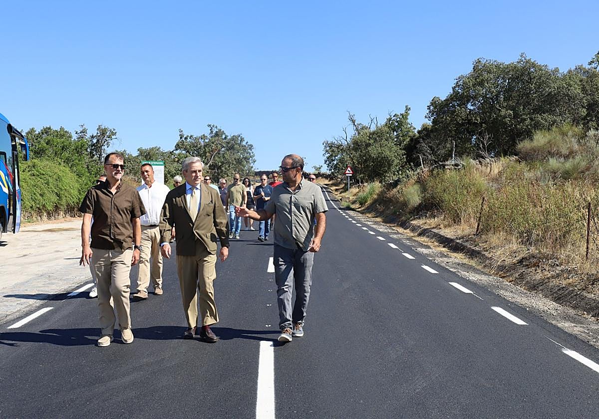 El consejero Ignacio Higuero junto al alcalde de Aceituna, Josafat Clemente Pérez; y el de Santa Cruz de Paniagua, Miguel Carlos González Muñoz.