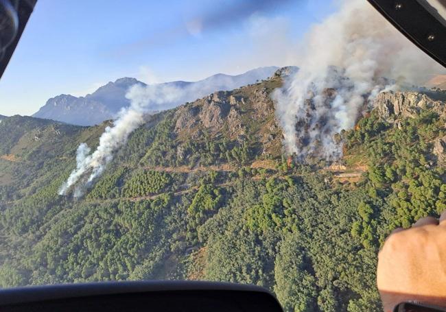 Vista aérea de loS dos focos del incendio en Cañamero.