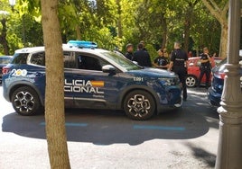 Agentes de la Policía Nacional tras detener a uno de los tres asaltantes de Mecanorba en el paseo de Cánovas.