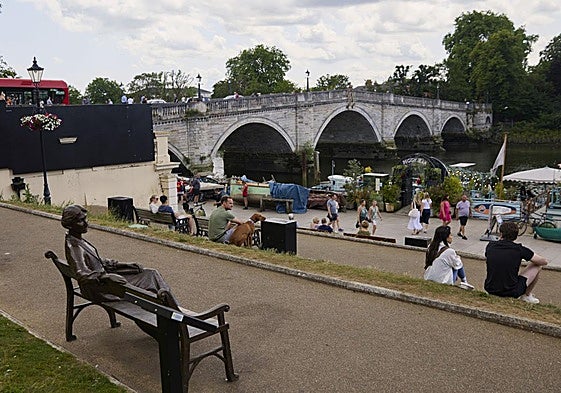 a estatua de Virginia Woolf en un parque de Richmond