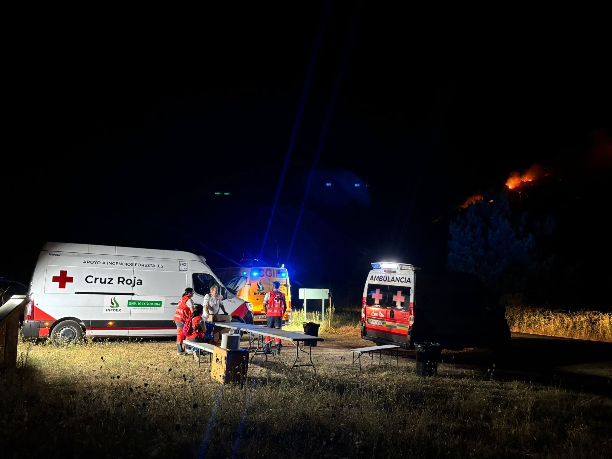Equipos de emergencias desplegados en el lugar durante la madrugada del sábado
