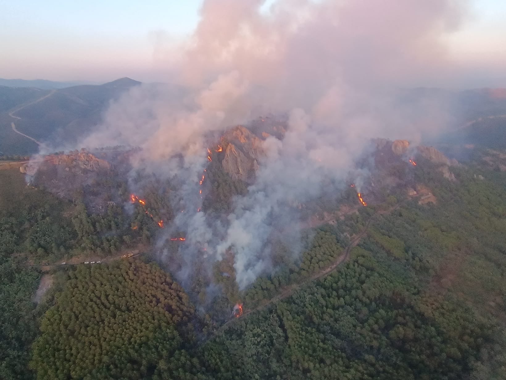 Efectivos de la ATBRIF actuando en el incendio de Cañamero durante este viernes