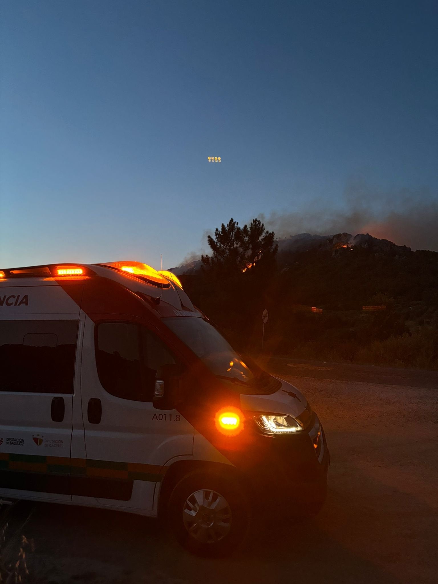Equipos de emergencias desplegados en el lugar durante la noche del viernes