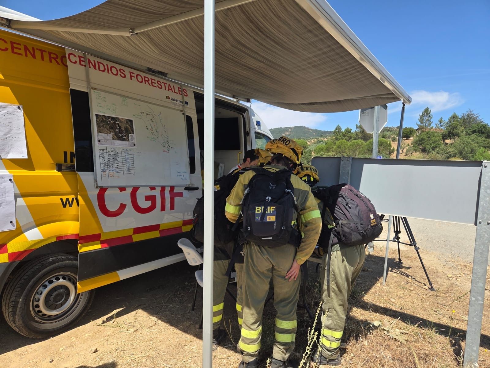 Vista aérea de estado del incendio de Cañamero a mediodía del sábado.