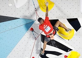 Alberto Ginés en el podio tras conseguir la medalla de plata en la prueba de la Copa del Mundo en Madrid.