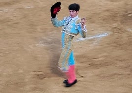 El cacereño Julio Méndez con la oreja que le cortó a su primero astado.