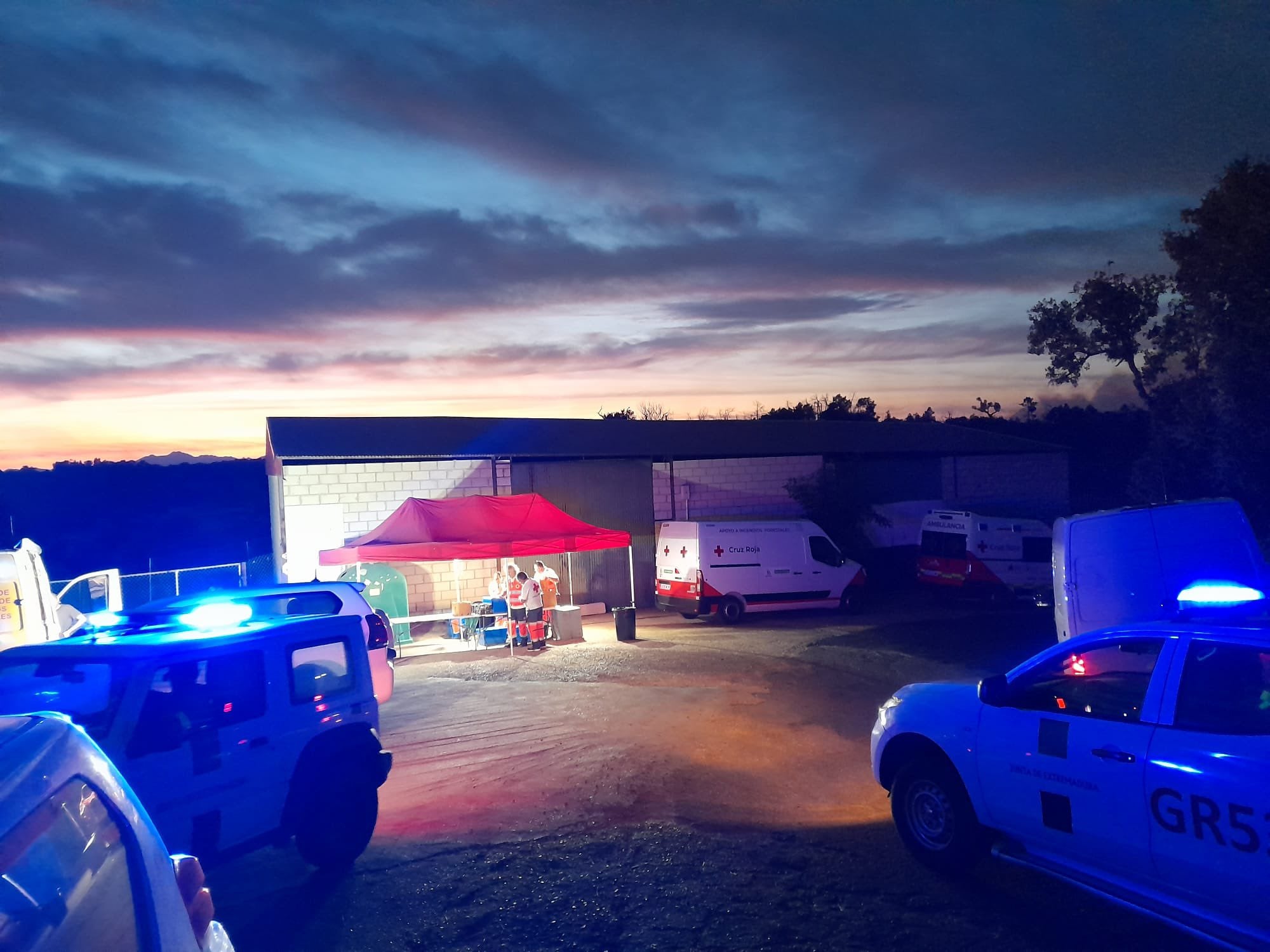 Puesto logístico establecido para atender a los recursos de extinción y las poblaciones afectadas por el incendio