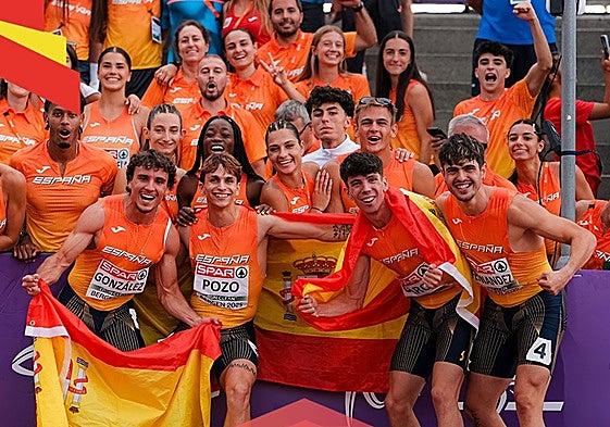 El equipo español celebrando el oro en Bergen.
