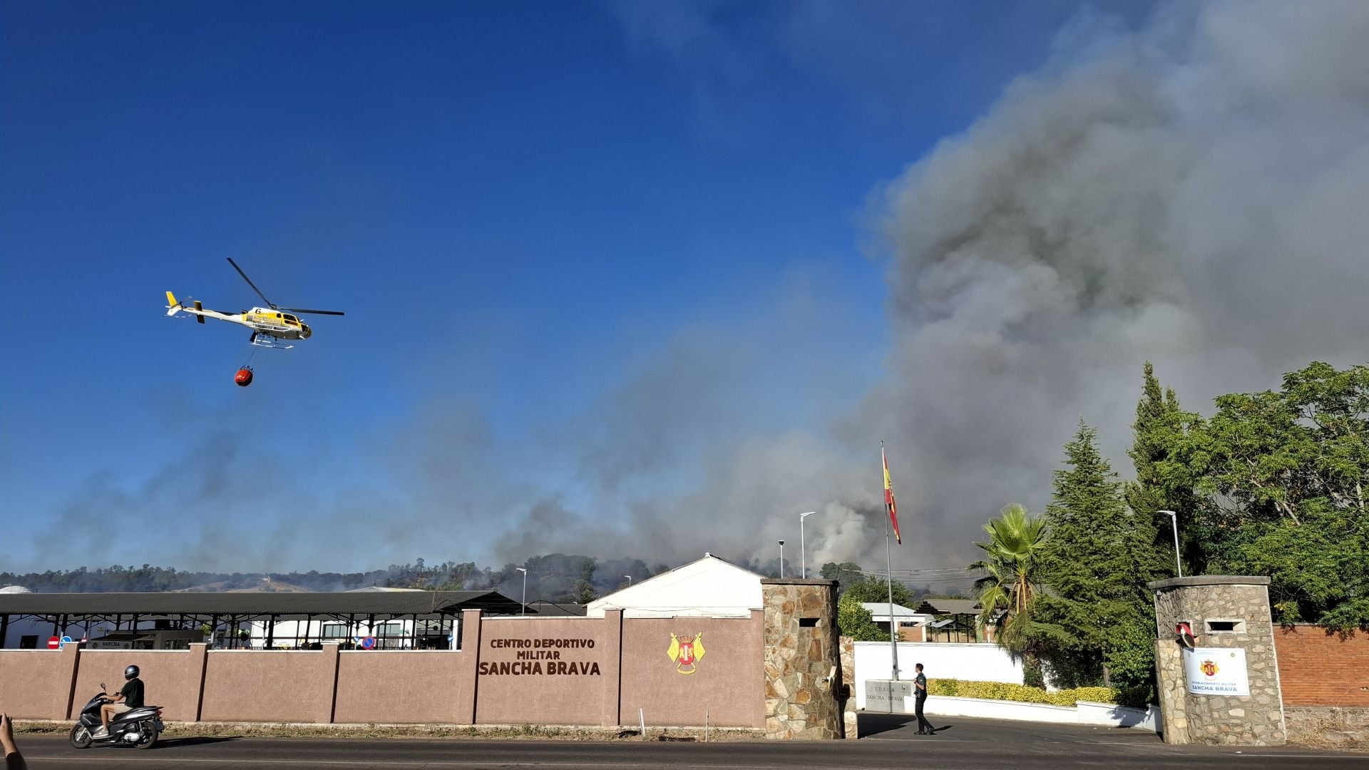 Fotos | Así es el incendio que obliga a desalojar un complejo deportivo en Badajoz