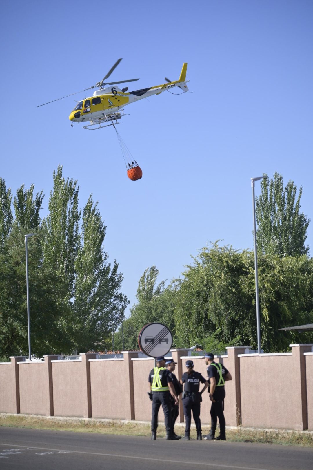 Fotos | Así es el incendio que obliga a desalojar un complejo deportivo en Badajoz