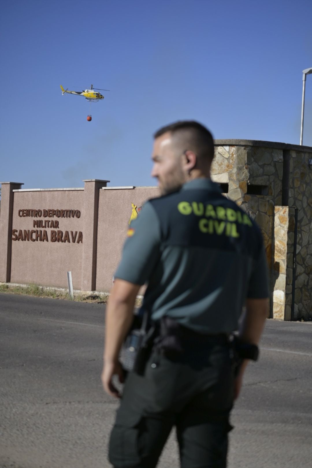 Fotos | Así es el incendio que obliga a desalojar un complejo deportivo en Badajoz