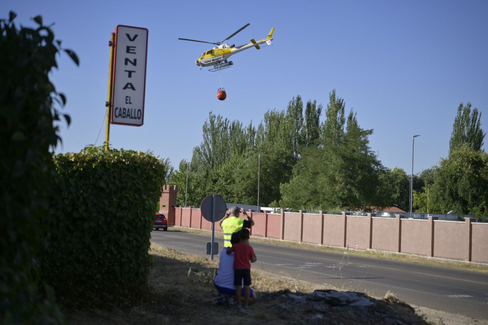 Fotos | Así es el incendio que obliga a desalojar un complejo deportivo en Badajoz