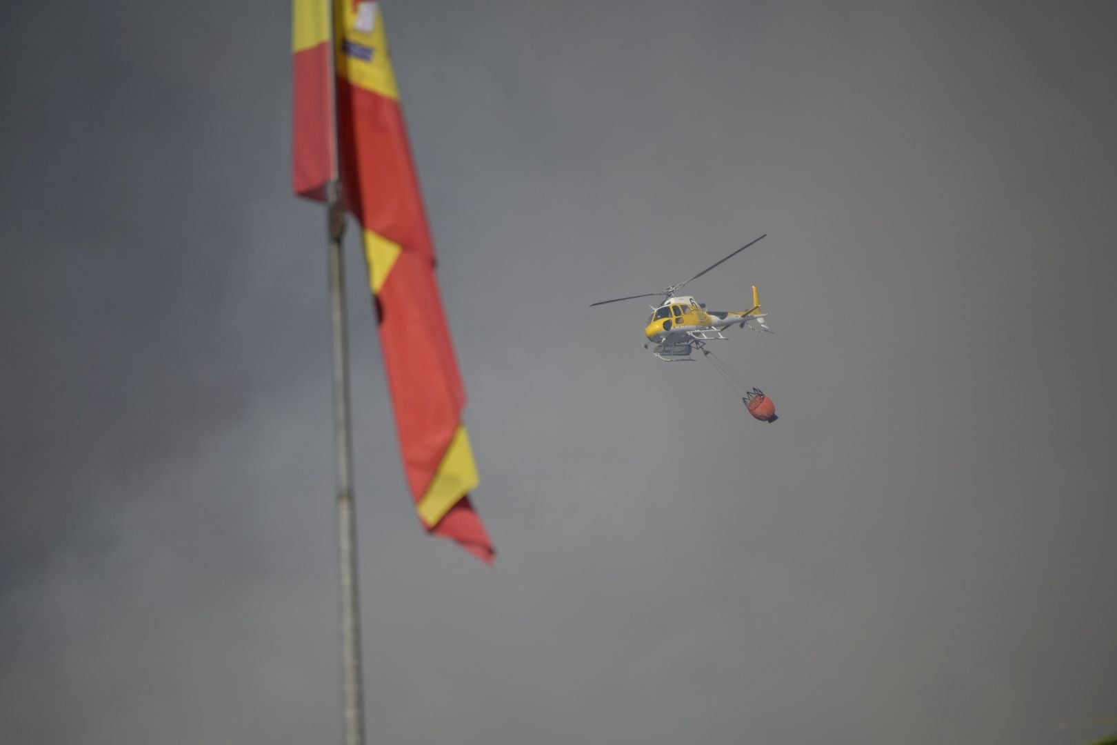 Fotos | Así es el incendio que obliga a desalojar un complejo deportivo en Badajoz