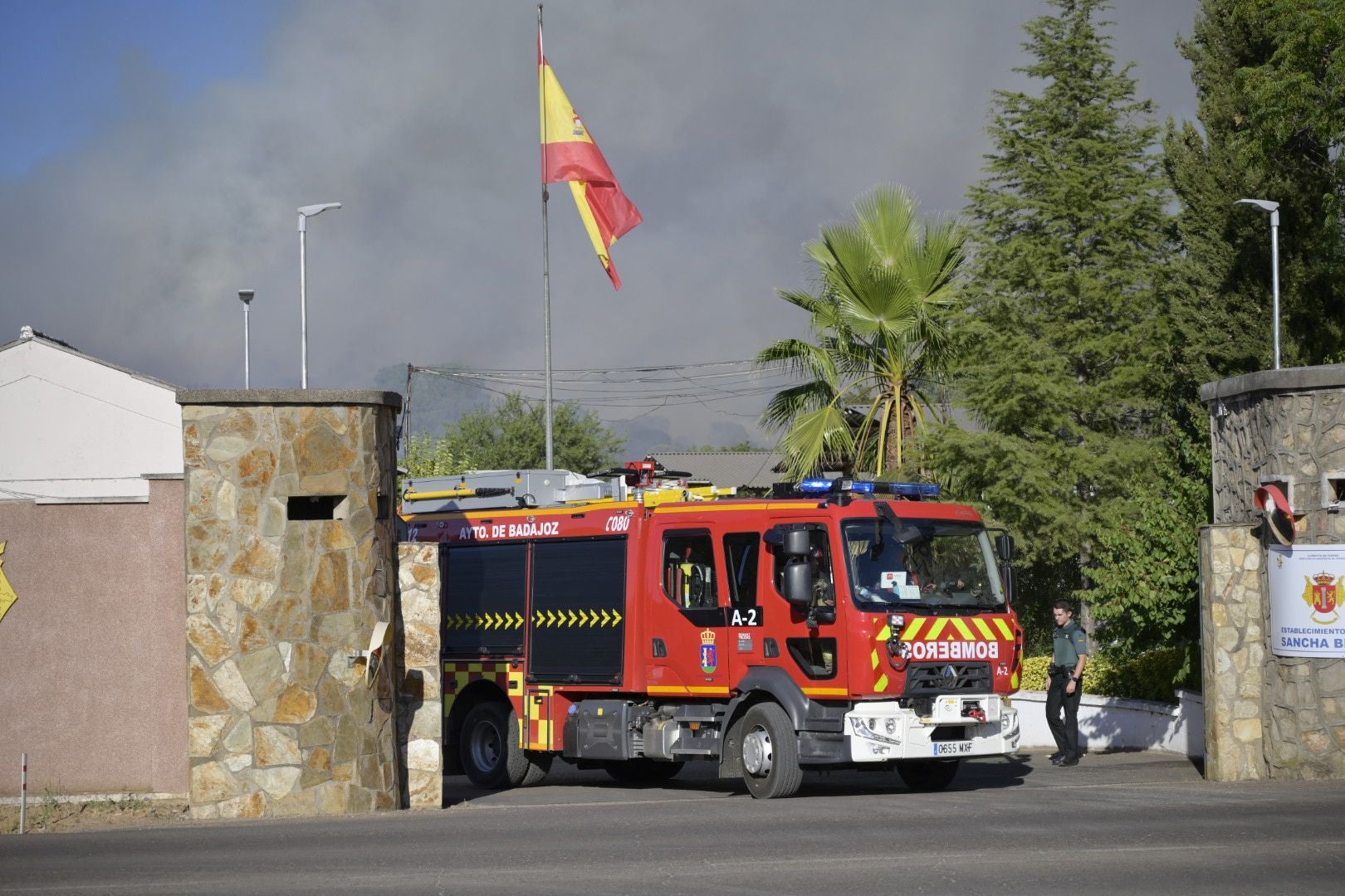 Fotos | Así es el incendio que obliga a desalojar un complejo deportivo en Badajoz