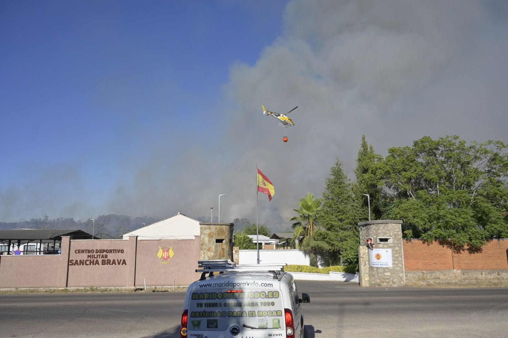 Fotos | Así es el incendio que obliga a desalojar un complejo deportivo en Badajoz