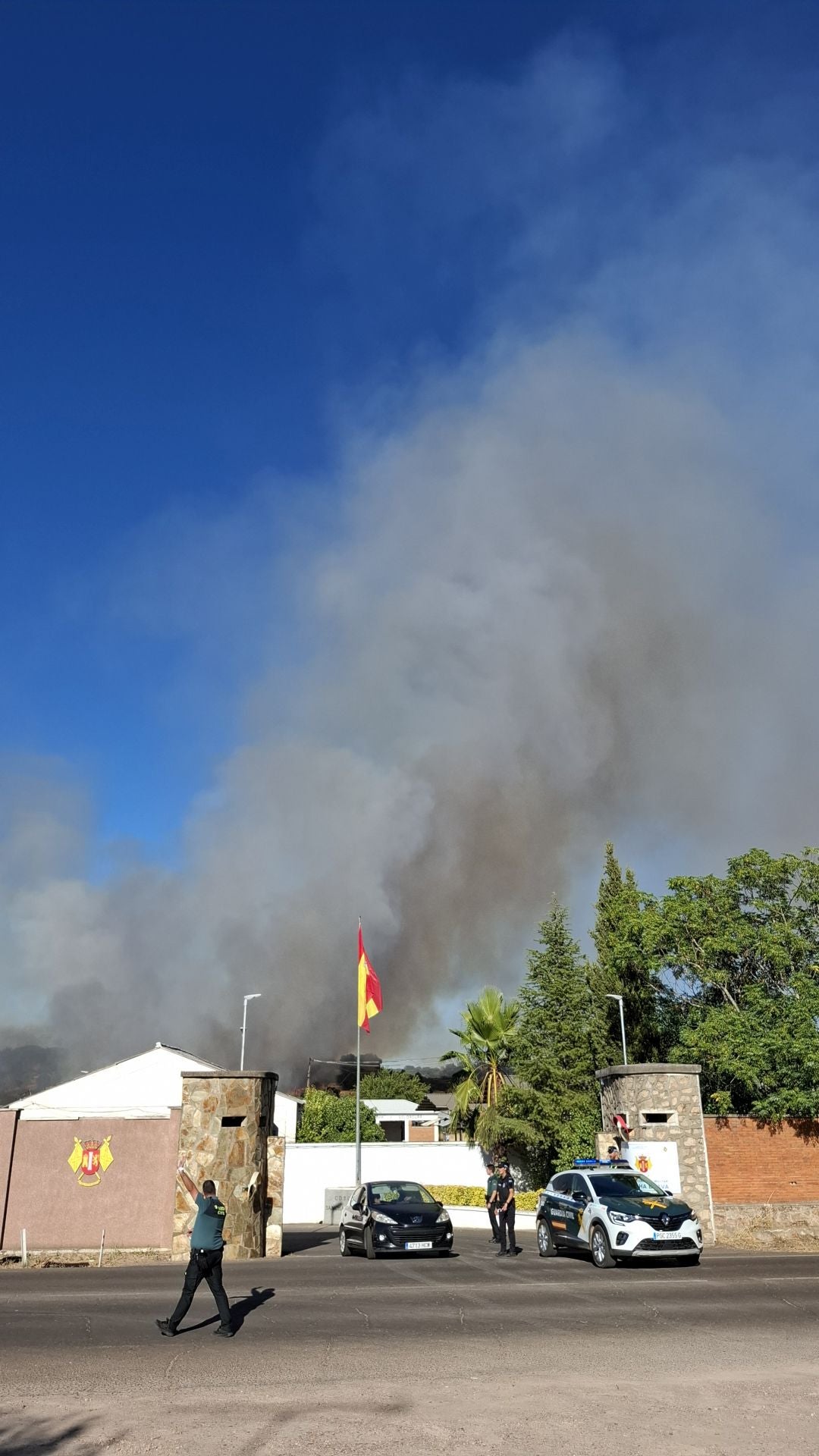Fotos | Así es el incendio que obliga a desalojar un complejo deportivo en Badajoz