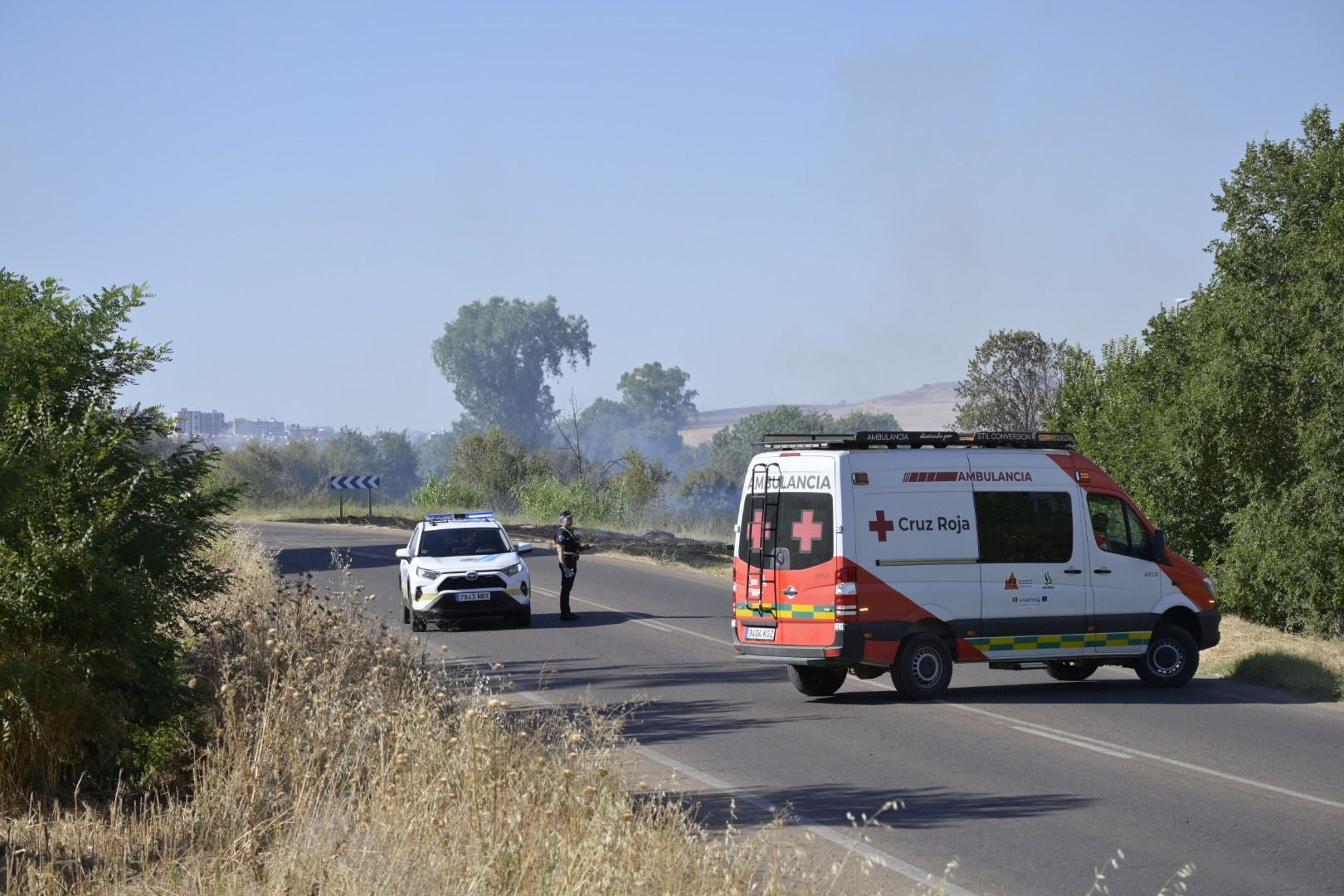 Fotos | Así es el incendio que obliga a desalojar un complejo deportivo en Badajoz