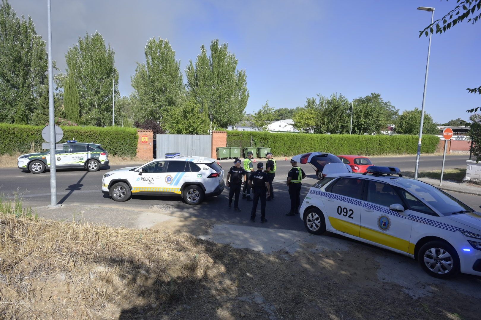 Fotos | Así es el incendio que obliga a desalojar un complejo deportivo en Badajoz