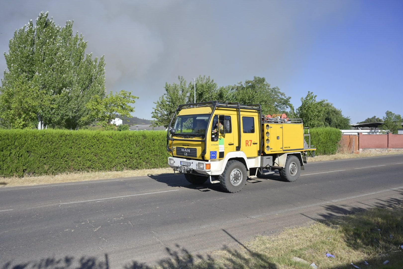 Fotos | Así es el incendio que obliga a desalojar un complejo deportivo en Badajoz